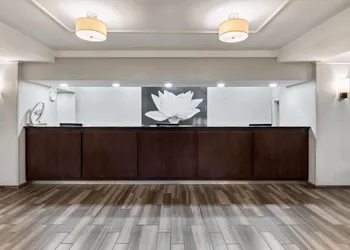 La Quinta Inn & Suites by Wyndham San Antonio Airport hotel thumbnail 2