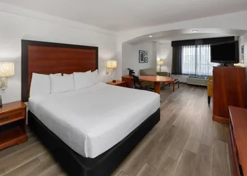 La Quinta Inn & Suites by Wyndham San Antonio Airport hotel thumbnail 5