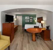 La Quinta Inn & Suites by Wyndham San Antonio Airport hotel detail image 7