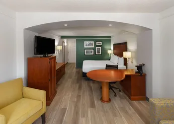 La Quinta Inn & Suites by Wyndham San Antonio Airport hotel thumbnail 7