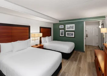 La Quinta Inn & Suites by Wyndham San Antonio Airport hotel thumbnail 8