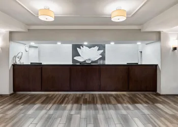 La Quinta Inn & Suites by Wyndham San Antonio Airport hotel thumbnail 2