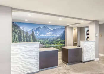 La Quinta Inn & Suites by Wyndham Denver Tech Center hotel thumbnail 4
