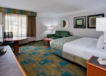 La Quinta Inn & Suites by Wyndham Lakeland West hotel thumbnail 4
