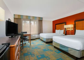 La Quinta Inn & Suites by Wyndham Lakeland West hotel thumbnail 5