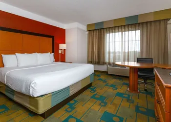 La Quinta Inn & Suites by Wyndham Lakeland West hotel thumbnail 7