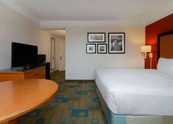 La Quinta Inn & Suites by Wyndham Lakeland West hotel thumbnail 8