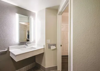 La Quinta Inn & Suites by Wyndham Orem University Pwy/Provo hotel thumbnail 8