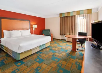 La Quinta Inn & Suites by Wyndham Albuquerque West hotel thumbnail 3