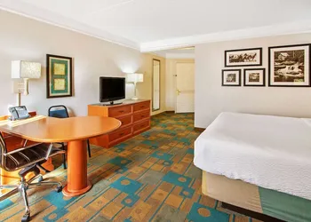 La Quinta Inn & Suites by Wyndham Albuquerque West hotel thumbnail 4