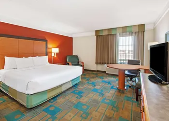 La Quinta Inn & Suites by Wyndham Albuquerque West hotel thumbnail 6