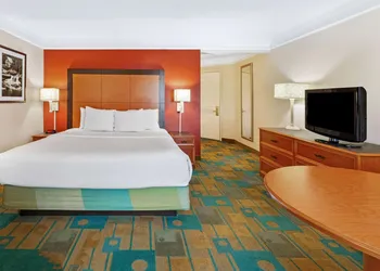 La Quinta Inn & Suites by Wyndham Albuquerque West hotel thumbnail 7