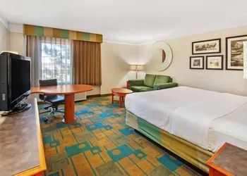 La Quinta Inn & Suites by Wyndham Albuquerque West hotel thumbnail 8