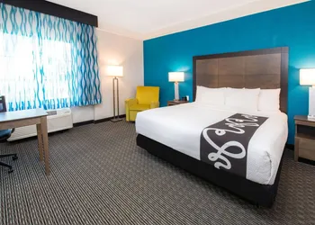 La Quinta Inn & Suites by Wyndham Tampa Brandon Regency Park hotel thumbnail 3
