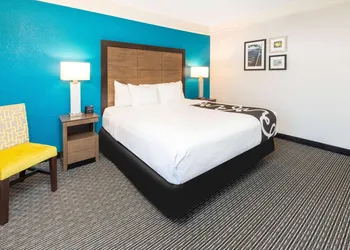 La Quinta Inn & Suites by Wyndham Tampa Brandon Regency Park hotel thumbnail 5