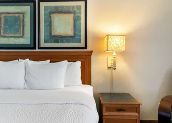 La Quinta Inn & Suites by Wyndham Phoenix West Peoria hotel thumbnail 2