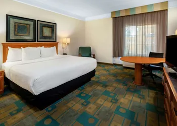 La Quinta Inn & Suites by Wyndham Phoenix West Peoria hotel thumbnail 4
