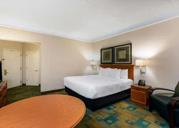 La Quinta Inn & Suites by Wyndham Phoenix West Peoria hotel thumbnail 5