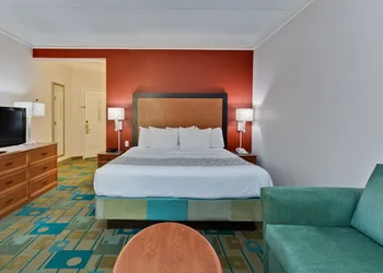 La Quinta Inn & Suites by Wyndham USF (Near Busch Gardens) hotel thumbnail 5