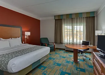La Quinta Inn & Suites by Wyndham USF (Near Busch Gardens) hotel thumbnail 6
