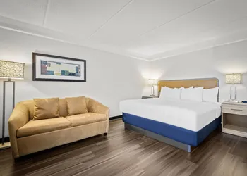 La Quinta Inn & Suites by Wyndham Miami Airport West hotel thumbnail 7