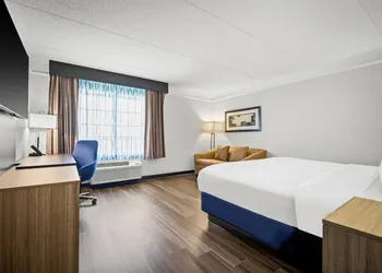 La Quinta Inn & Suites by Wyndham Miami Airport West hotel thumbnail 8