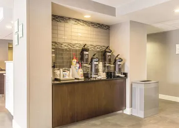 La Quinta Inn & Suites by Wyndham Cleveland - Airport North hotel thumbnail 2
