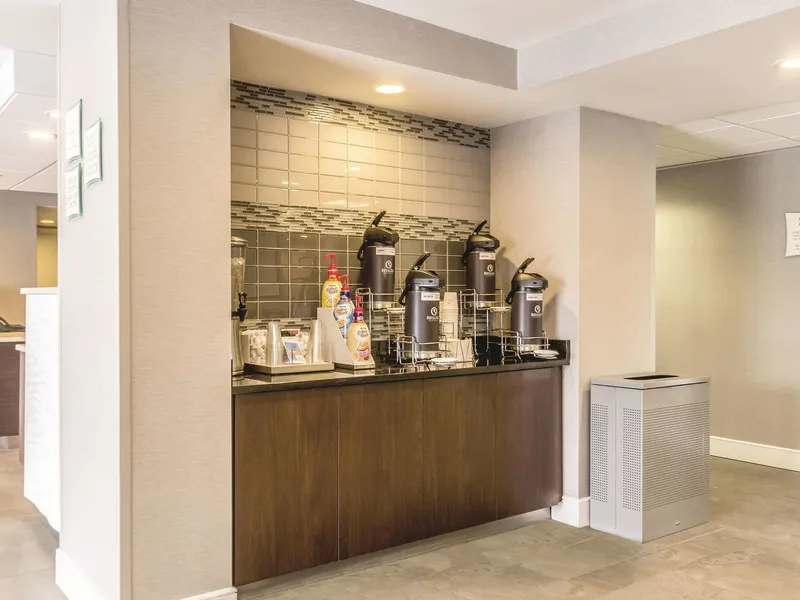 La Quinta Inn & Suites by Wyndham Cleveland - Airport North hotel detail image 2