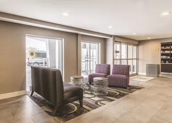 La Quinta Inn & Suites by Wyndham Cleveland - Airport North hotel thumbnail 4