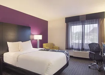 La Quinta Inn & Suites by Wyndham Cleveland - Airport North hotel thumbnail 6