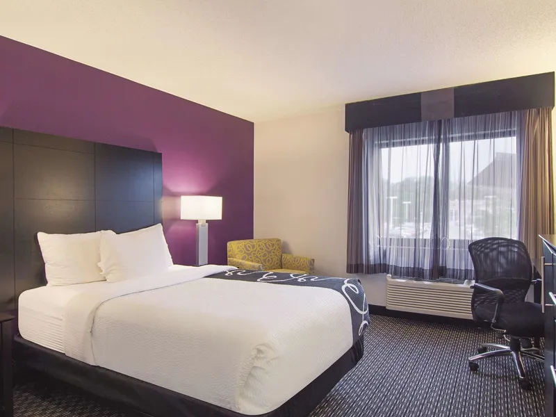 La Quinta Inn & Suites by Wyndham Cleveland - Airport North hotel detail image 6