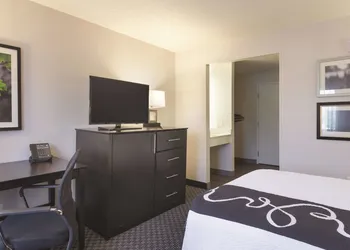 La Quinta Inn & Suites by Wyndham Cleveland - Airport North hotel thumbnail 8