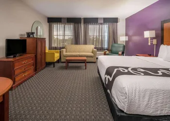 La Quinta Inn & Suites by Wyndham Naples East (I-75) hotel thumbnail 4