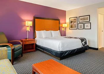 La Quinta Inn & Suites by Wyndham Naples East (I-75) hotel thumbnail 5