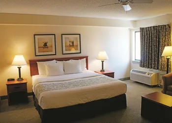 La Quinta Inn & Suites by Wyndham Albuquerque Journal Ctr NW hotel thumbnail 4