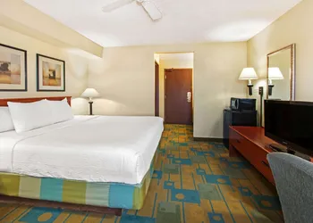 La Quinta Inn & Suites by Wyndham Albuquerque Journal Ctr NW hotel thumbnail 6