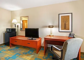La Quinta Inn & Suites by Wyndham Albuquerque Journal Ctr NW hotel thumbnail 7