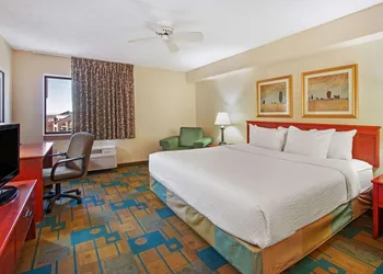 La Quinta Inn & Suites by Wyndham Albuquerque Journal Ctr NW hotel thumbnail 8