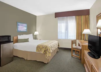 Baymont by Wyndham Janesville hotel thumbnail 4