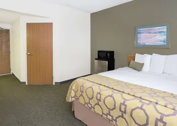 Baymont by Wyndham Janesville hotel thumbnail 6