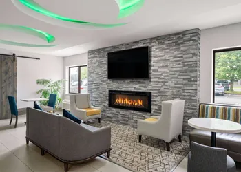 La Quinta Inn by Wyndham Indianapolis Airport Executive Dr hotel thumbnail 2