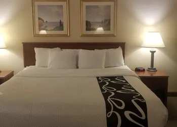 La Quinta Inn by Wyndham Indianapolis Airport Executive Dr hotel thumbnail 6