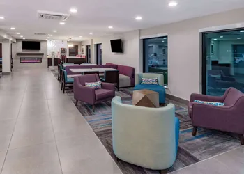 La Quinta Inn & Suites by Wyndham Houston Southwest hotel thumbnail 2