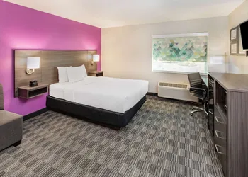 La Quinta Inn & Suites by Wyndham Houston Southwest hotel thumbnail 5