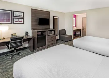La Quinta Inn & Suites by Wyndham Houston Southwest hotel thumbnail 7