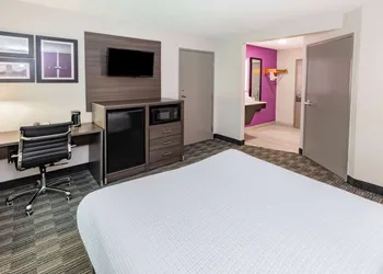 La Quinta Inn & Suites by Wyndham Houston Southwest hotel thumbnail 8