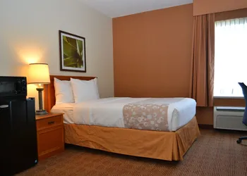 La Quinta Inn & Suites by Wyndham Lakeland East hotel thumbnail 3