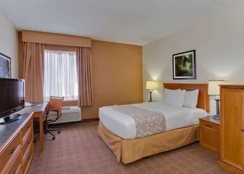 La Quinta Inn & Suites by Wyndham Lakeland East hotel thumbnail 6