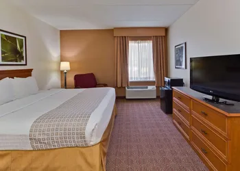 La Quinta Inn & Suites by Wyndham Lakeland East hotel thumbnail 7
