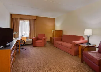La Quinta Inn & Suites by Wyndham Lakeland East hotel thumbnail 8